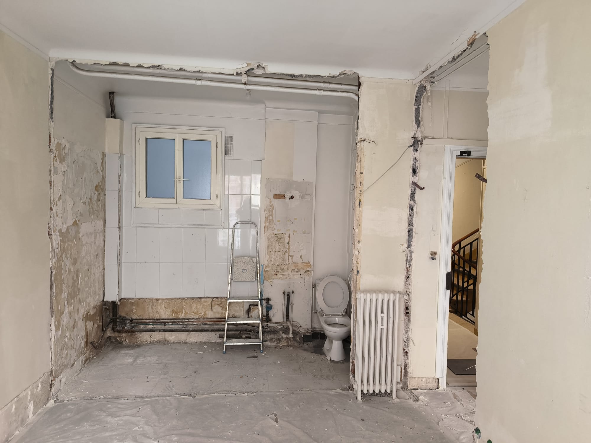 Murs avant peinture en Île-de-France, surface irrégulière avant ponçage et ratissage