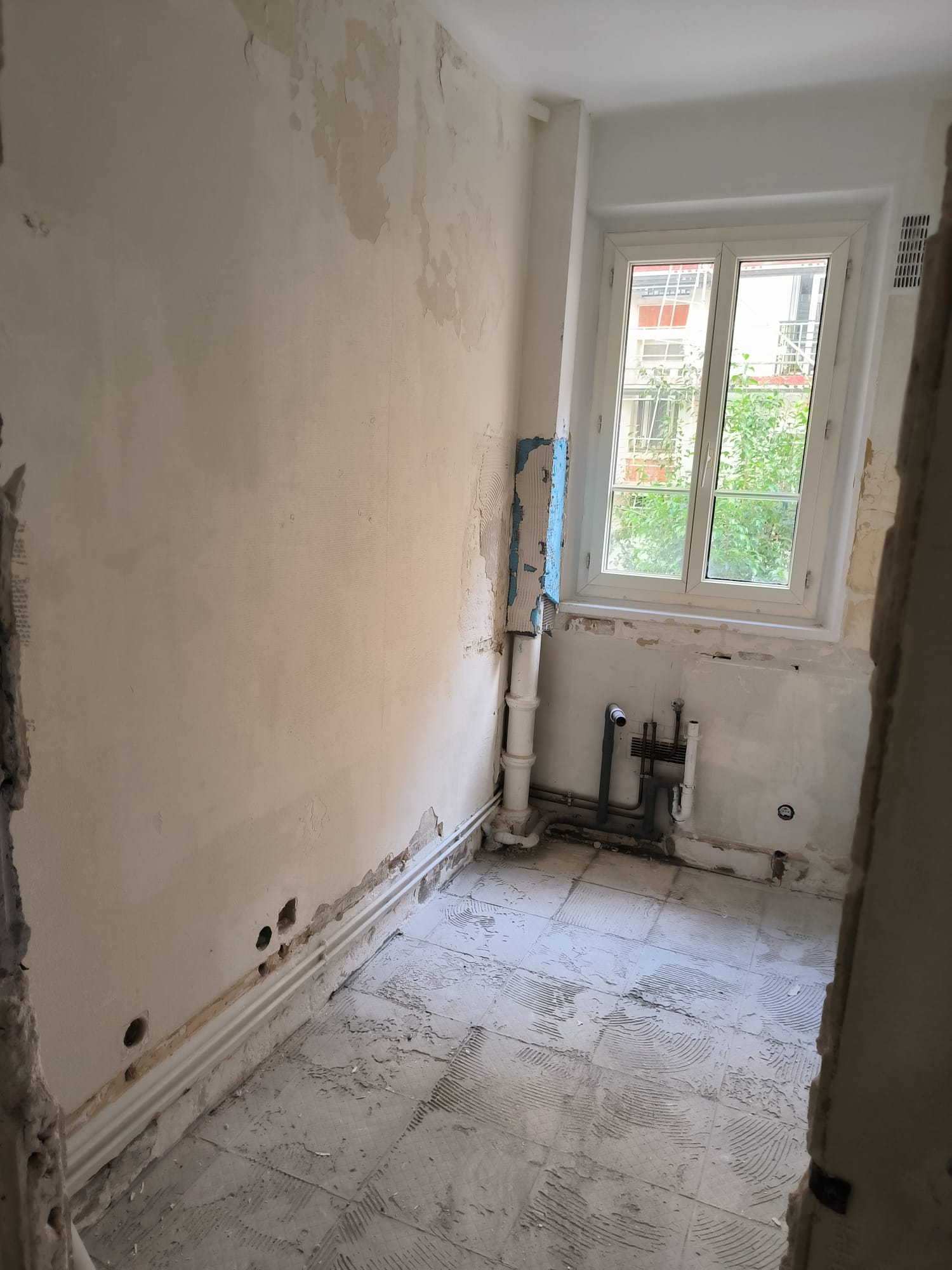 Salle de bain avant rénovation en Île-de-France, équipements anciens et carrelage usé