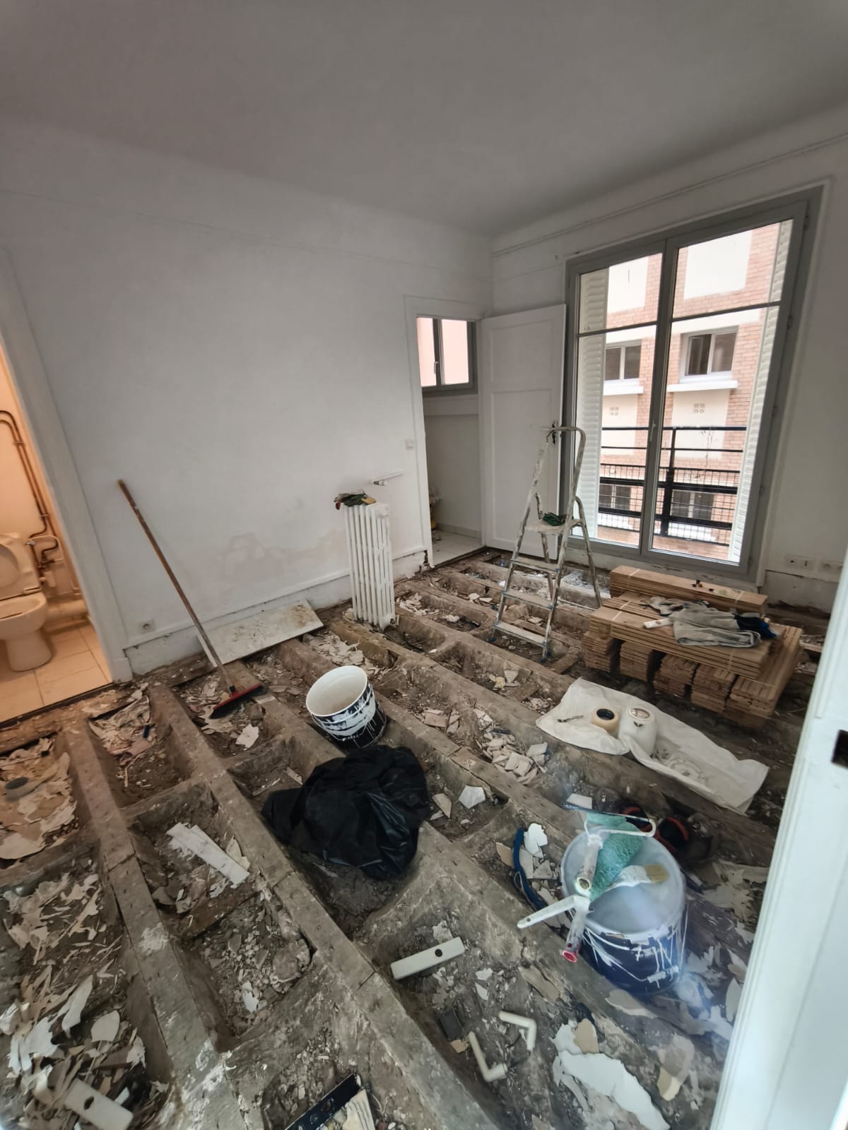 Parquet et sol avant rénovation en Île-de-France, préparation du chantier avant ponçage et ragréage
